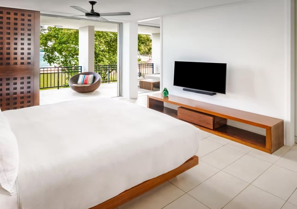 One-Bedroom Suite Beachfront Balcony