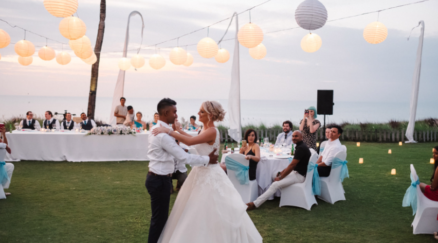  Canapés + Beverages