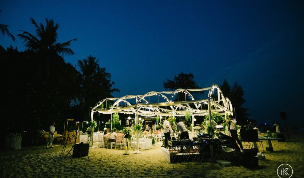 Beachfront Dining