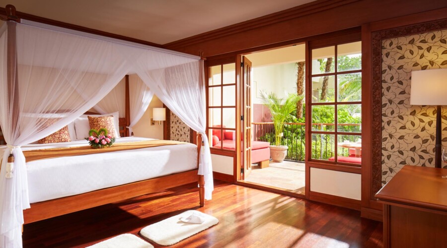 Deluxe Honeymoon Suite