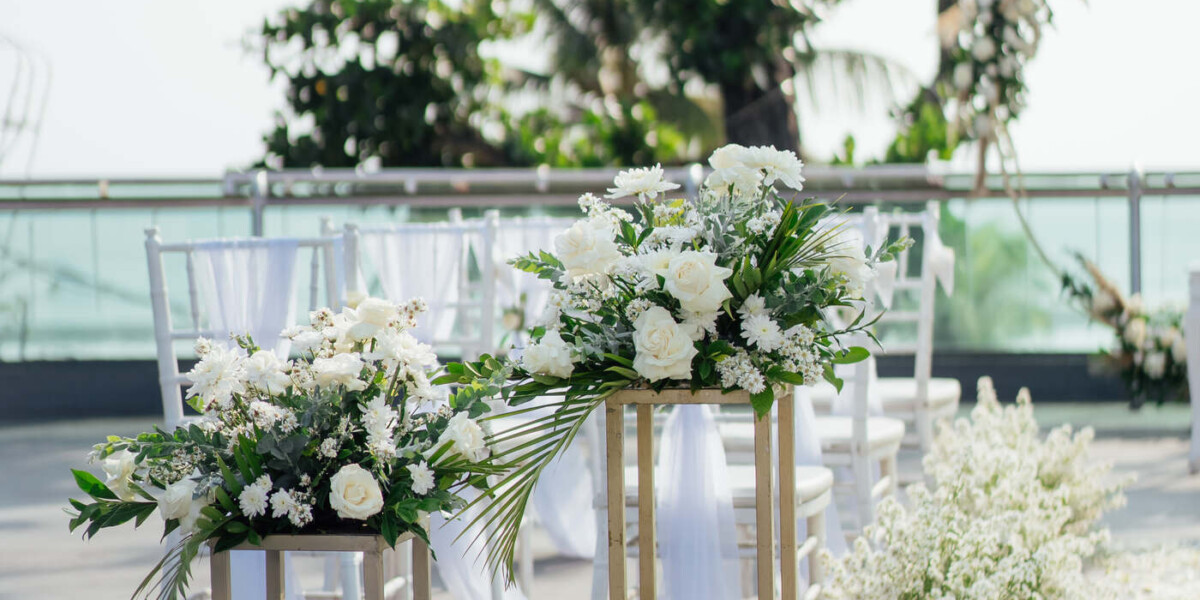 Petals and stands for aisle