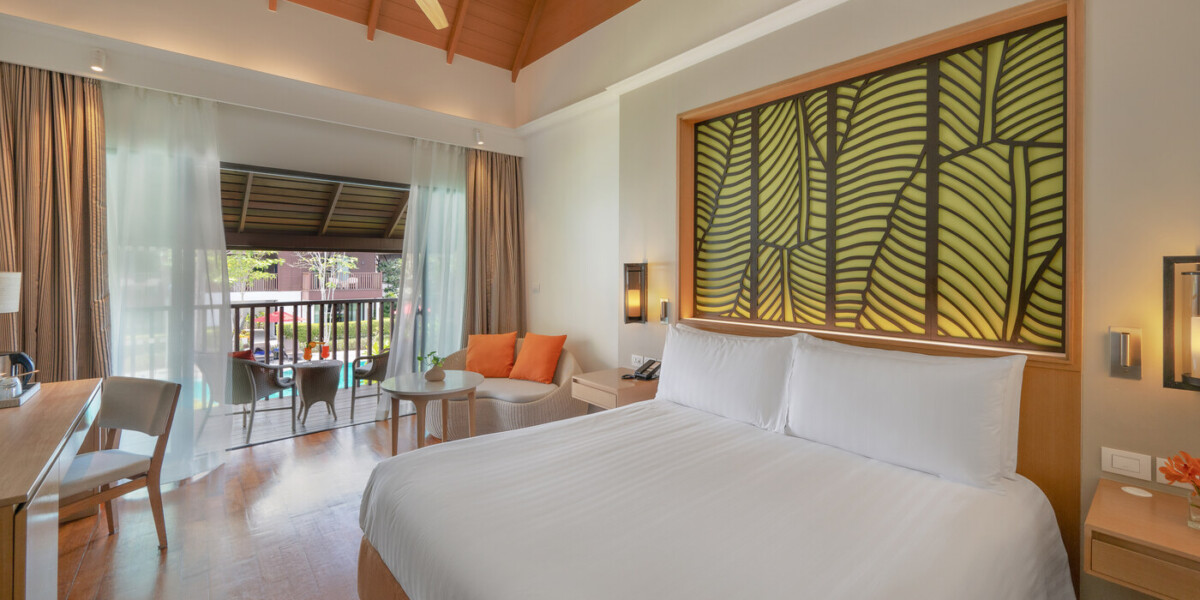 Deluxe Pool View Room