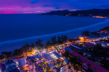 Vibrant nightlife 