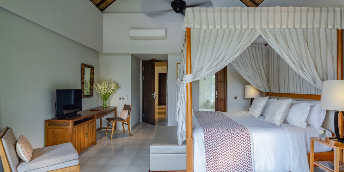 Seseh Beach Villa II Four poster king bed