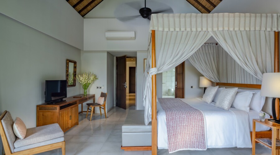 Seseh Beach Villa II Four poster king bed