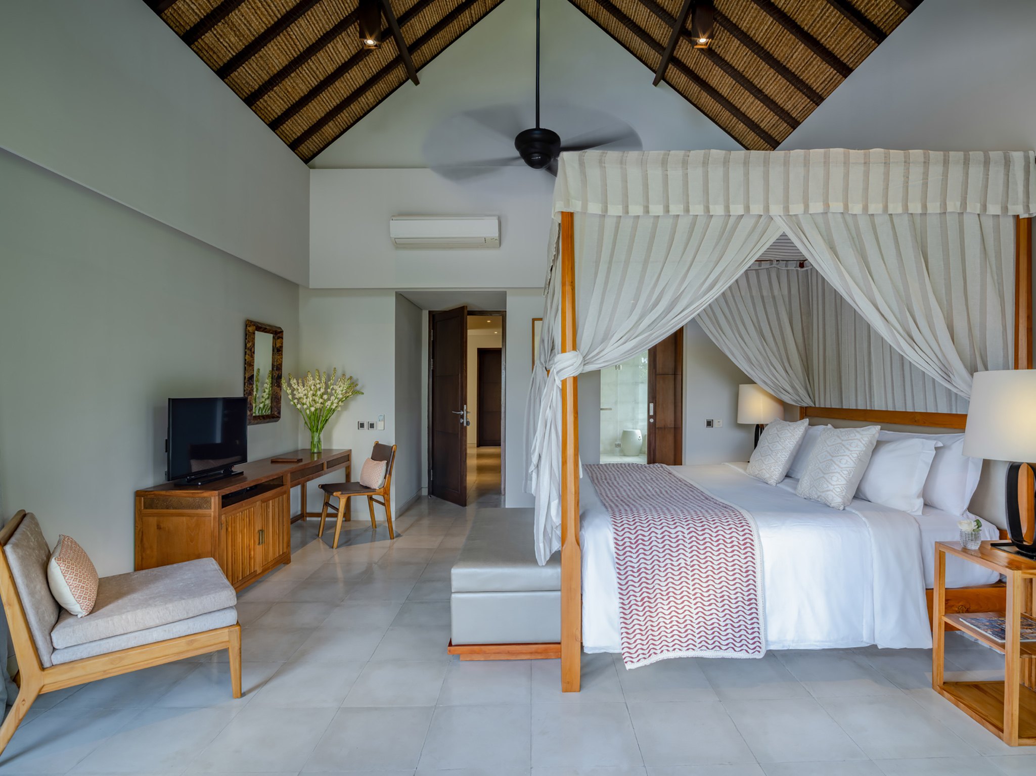 Seseh Beach Villa II Four poster king bed