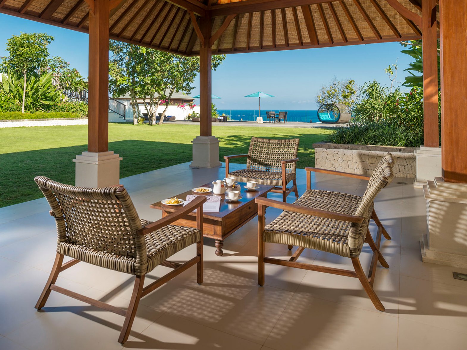 Villa Markisa alfresco dining