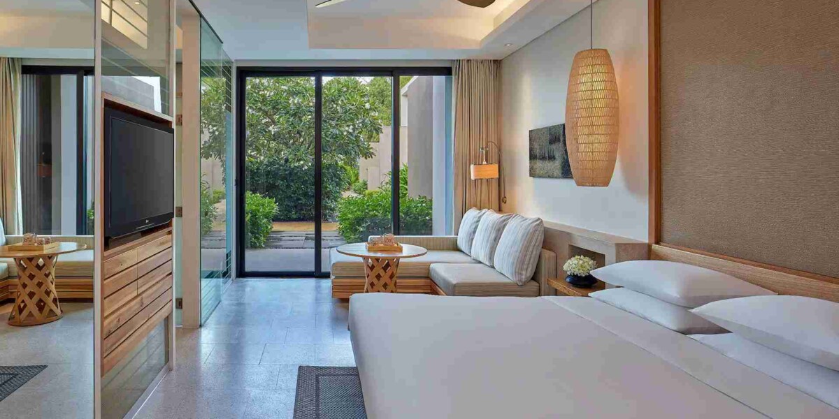 Standard garden king guestroom