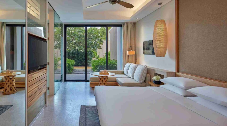 Standard garden king guestroom