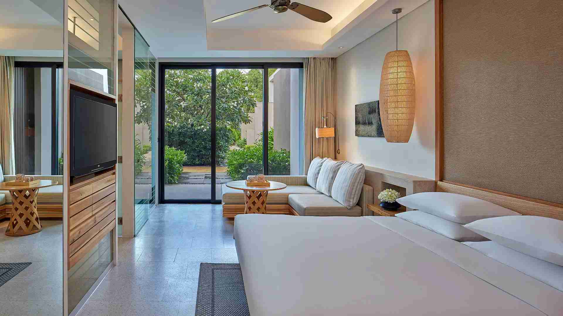 Standard garden king guestroom