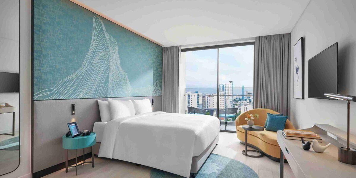 King bed deluxe room city view