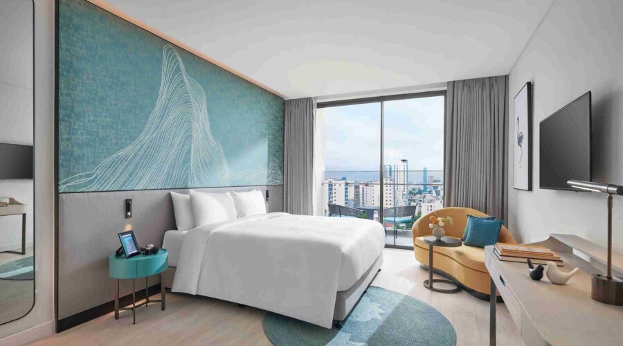 King bed deluxe room city view