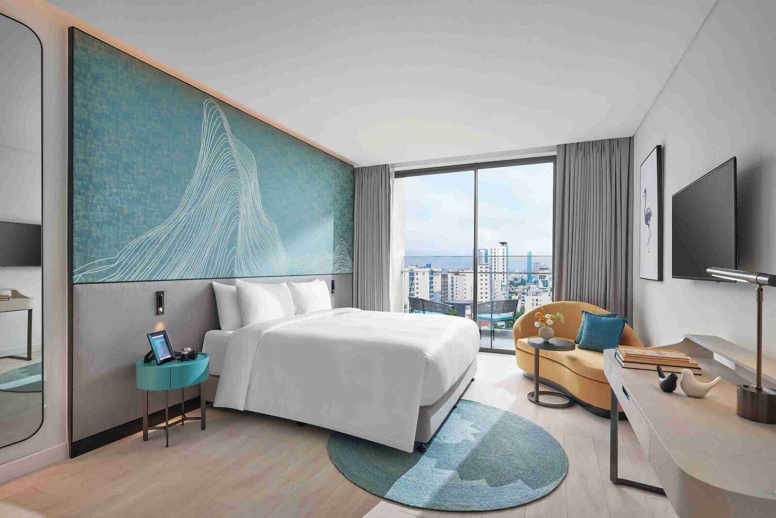 King bed deluxe room city view