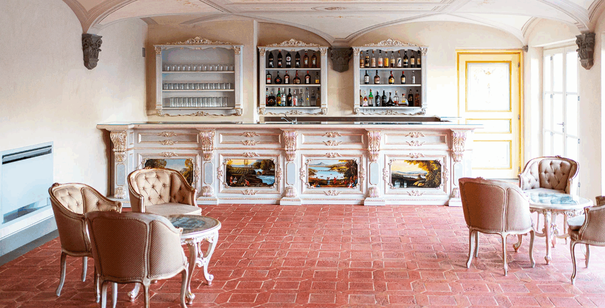 The Longe Bar