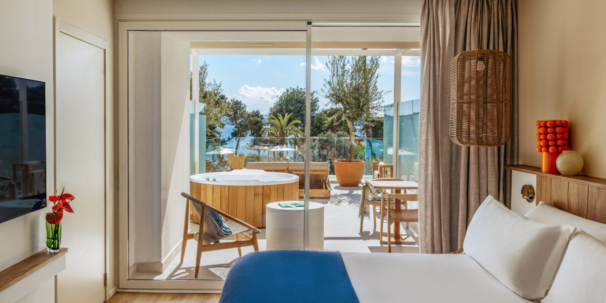 Junior Suite w/ Terrace and Tub