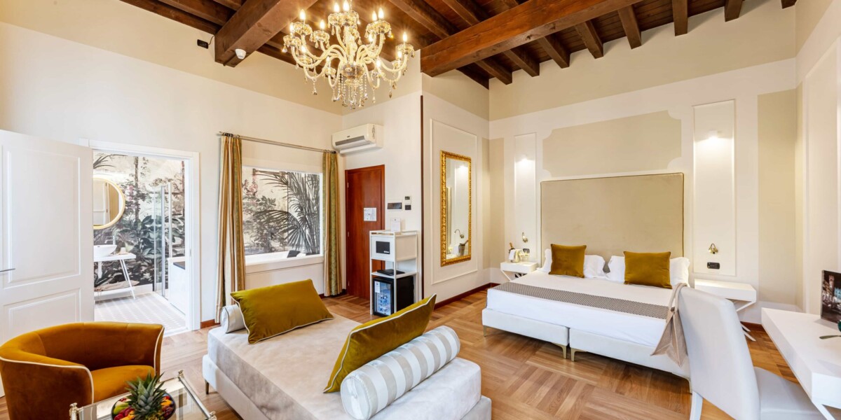 King Suite Deluxe w/ Jacuzzi
