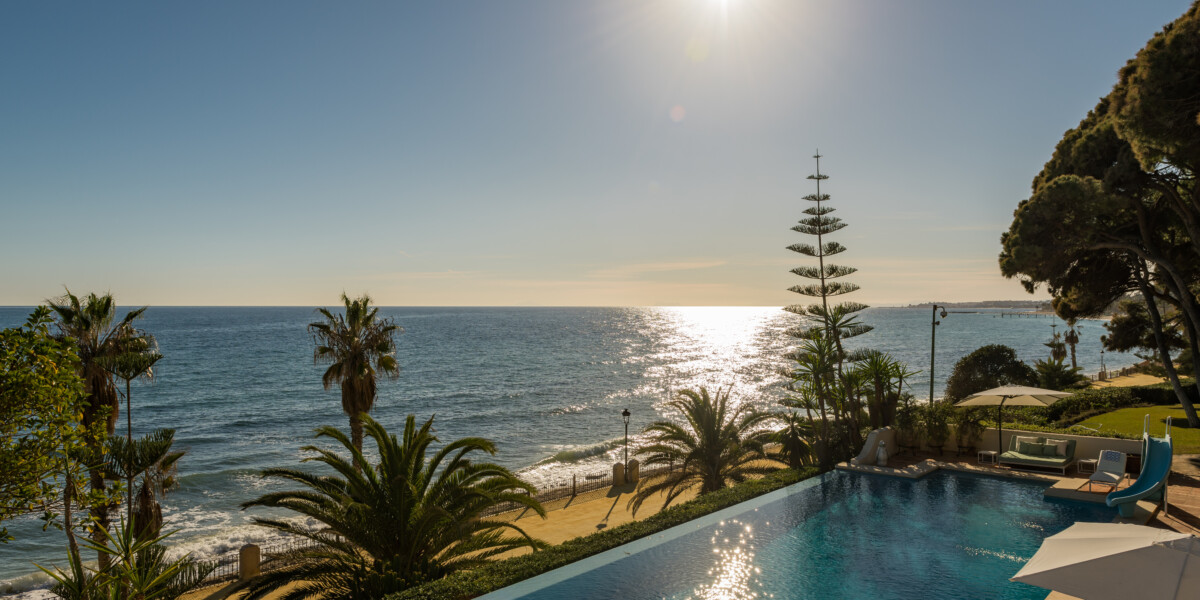 Beachfront/Poolside