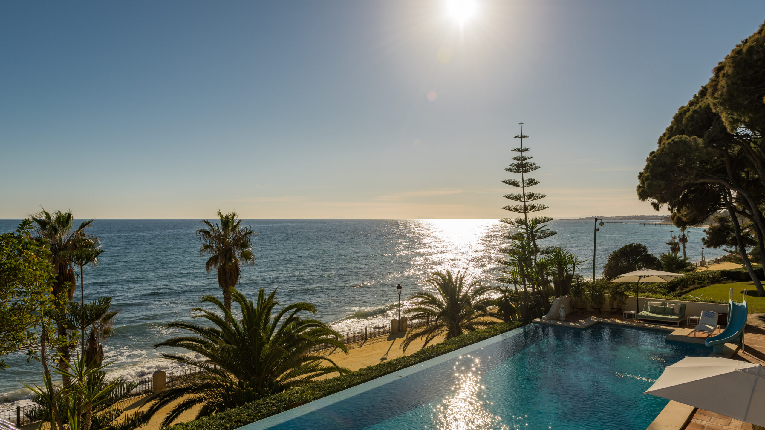 Beachfront/Poolside